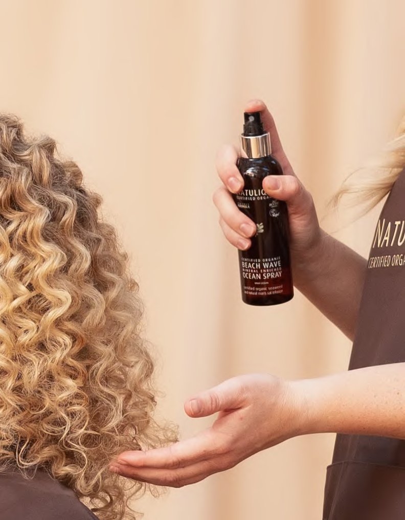 Defined curls finished with NATULIQUE